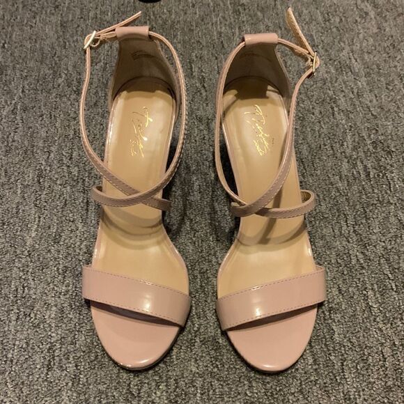 EUC Thalia Sodi beige heel sandals! Size 6 - Picture 1 of 7